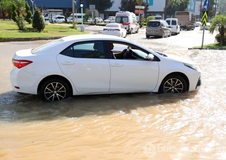 Su borusu patladı, yollar göle döndü
