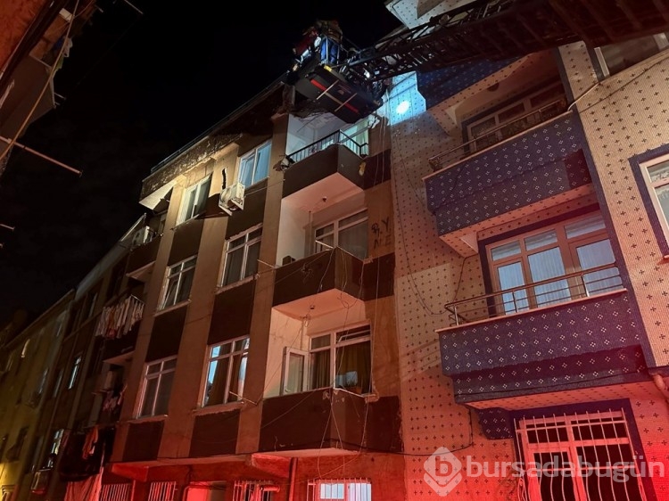 Zeytinburnu'nda terası kısmen çöken bina boşaltıldı
