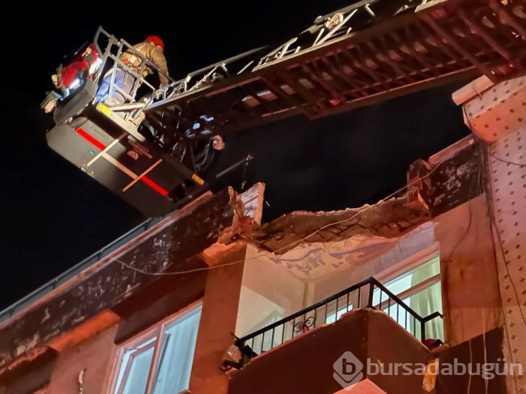 Zeytinburnu'nda terası kısmen çöken bina boşaltıldı

