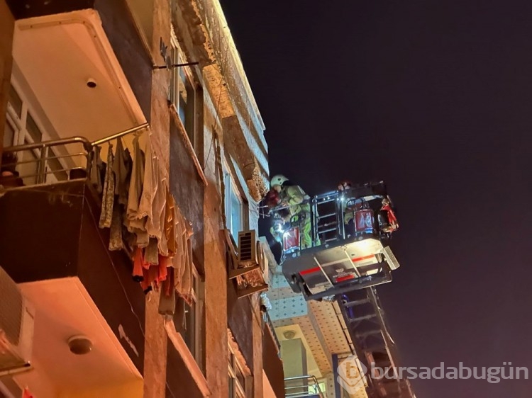 Zeytinburnu'nda terası kısmen çöken bina boşaltıldı
