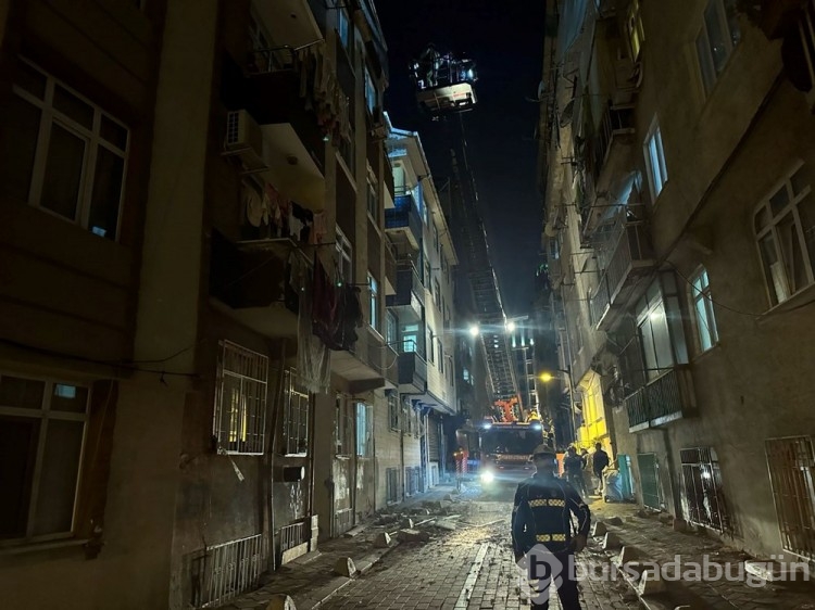 Zeytinburnu'nda terası kısmen çöken bina boşaltıldı
