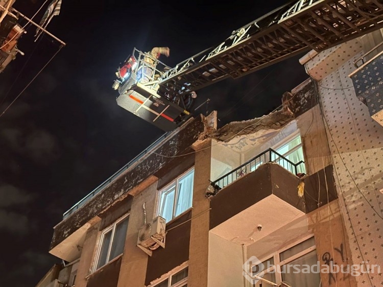 Zeytinburnu'nda terası kısmen çöken bina boşaltıldı
