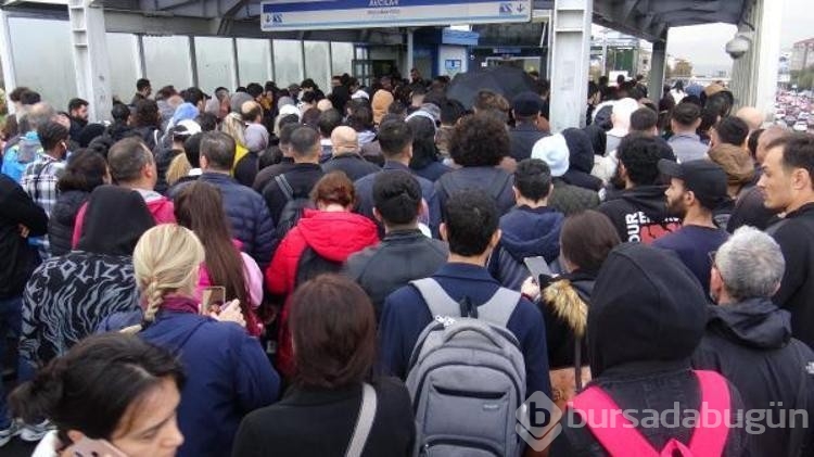 Avcılar'da metrobüs turnikeleri arızalandı, durakta yoğunluk oluştu
