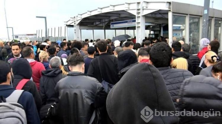 Avcılar'da metrobüs turnikeleri arızalandı, durakta yoğunluk oluştu

