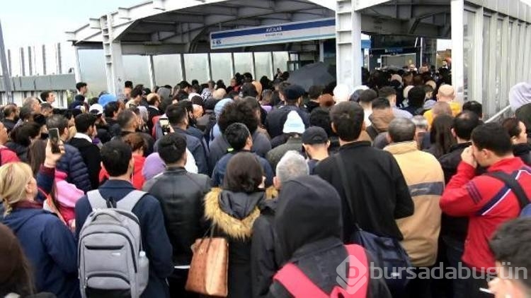 Avcılar'da metrobüs turnikeleri arızalandı, durakta yoğunluk oluştu
