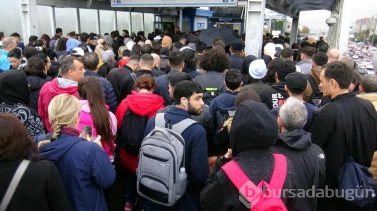 Avcılar'da metrobüs turnikeleri arızalandı, durakta yoğunluk oluştu
