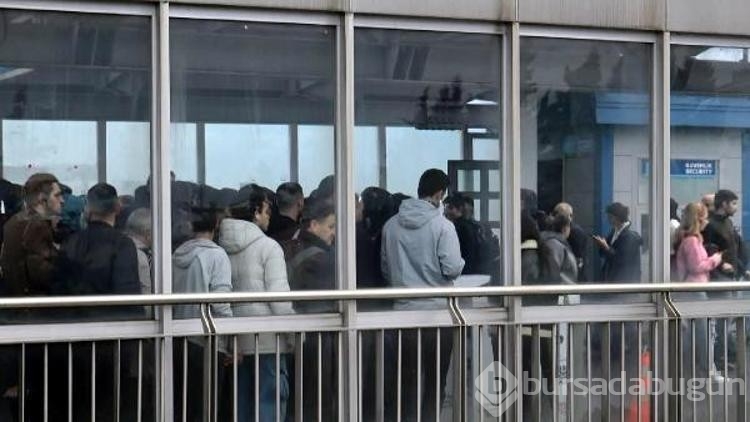 Avcılar'da metrobüs turnikeleri arızalandı, durakta yoğunluk oluştu

