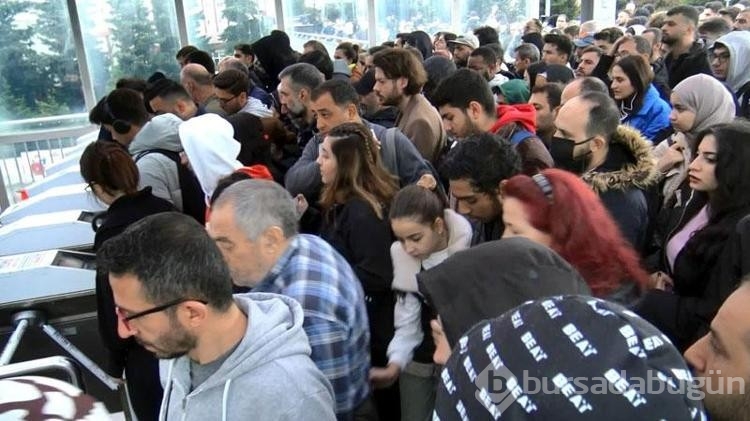 Avcılar'da metrobüs turnikeleri arızalandı, durakta yoğunluk oluştu
