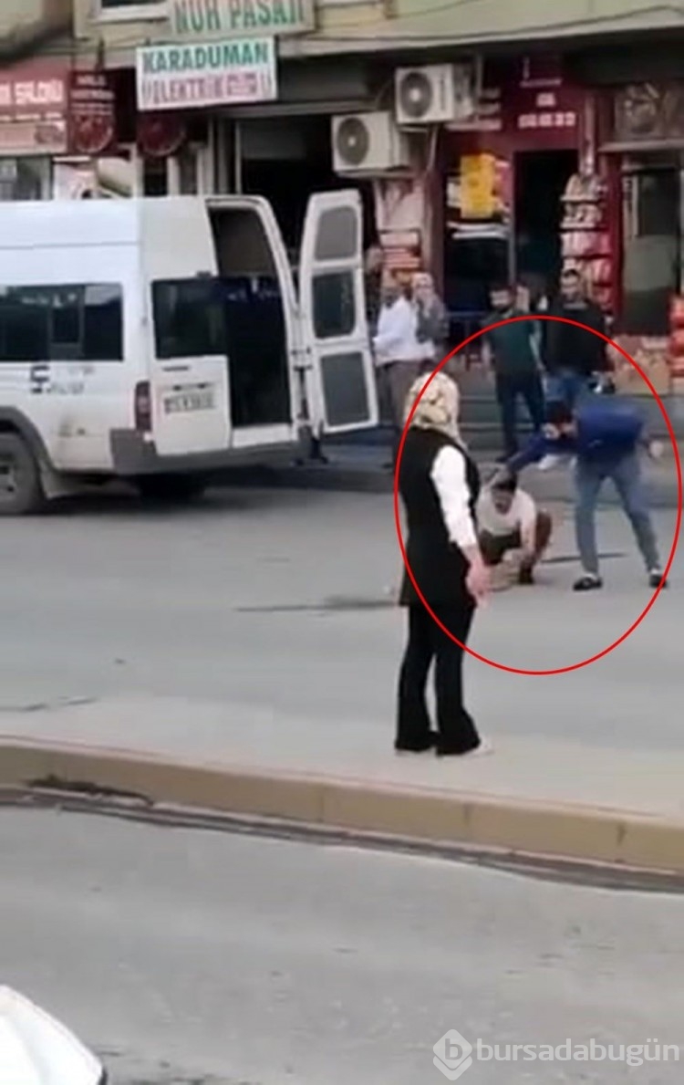 Alev alan tüpü balkondan kalabalığın arasına attı
