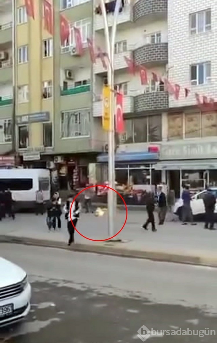 Alev alan tüpü balkondan kalabalığın arasına attı
