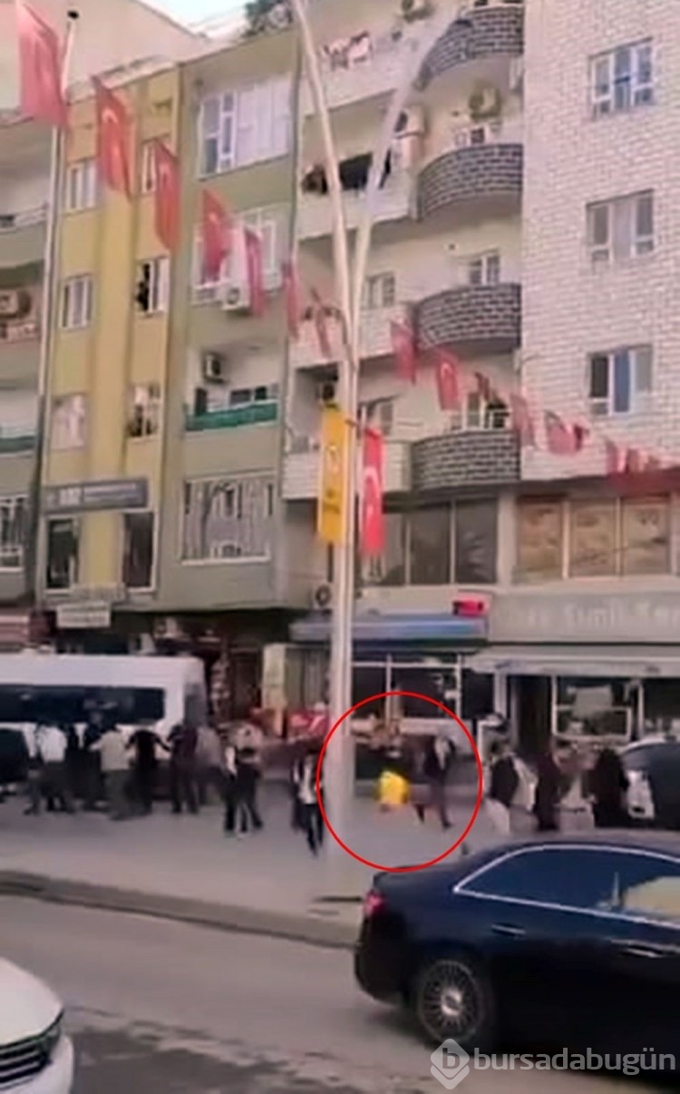 Alev alan tüpü balkondan kalabalığın arasına attı
