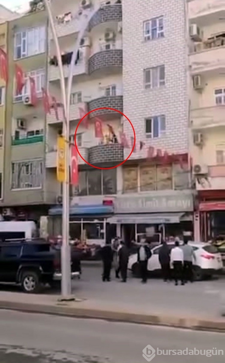 Alev alan tüpü balkondan kalabalığın arasına attı
