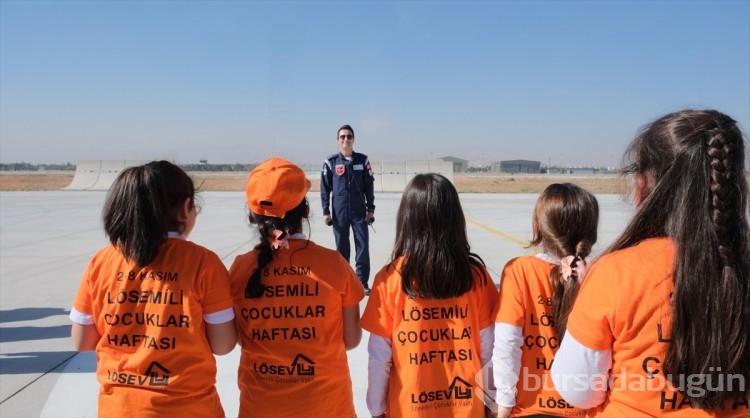 SOLOTÜRK ve Türk Yıldızları, lösemili çocuklar için gösteri uçuşu yaptı
