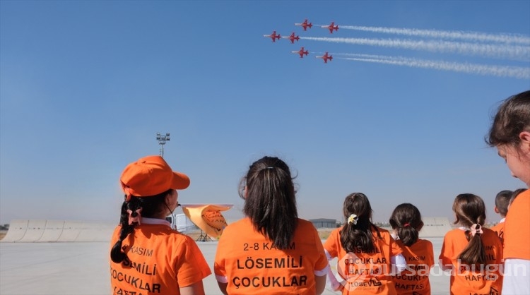 SOLOTÜRK ve Türk Yıldızları, lösemili çocuklar için gösteri uçuşu yaptı
