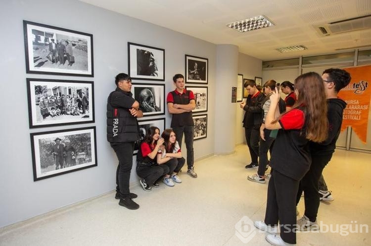 Göremedikleri fotoğrafları, hazırlanan kitapla dokunarak anlamaya çalıştılar