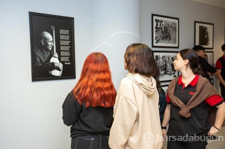 Göremedikleri fotoğrafları, hazırlanan kitapla dokunarak anlamaya çalıştılar