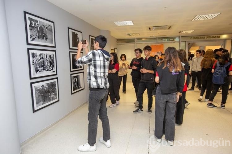 Göremedikleri fotoğrafları, hazırlanan kitapla dokunarak anlamaya çalıştılar
