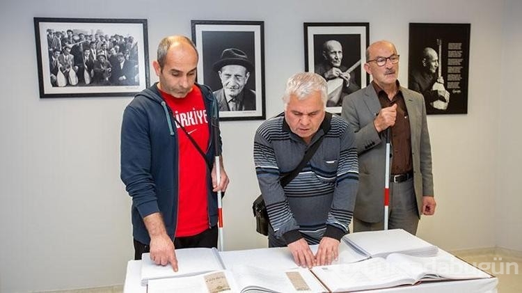 Göremedikleri fotoğrafları, hazırlanan kitapla dokunarak anlamaya çalıştılar