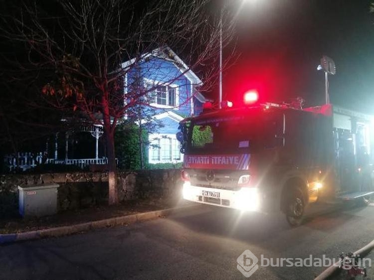 Silivri'de villanın çatısı alev alev yandı
