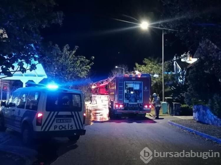 Silivri'de villanın çatısı alev alev yandı
