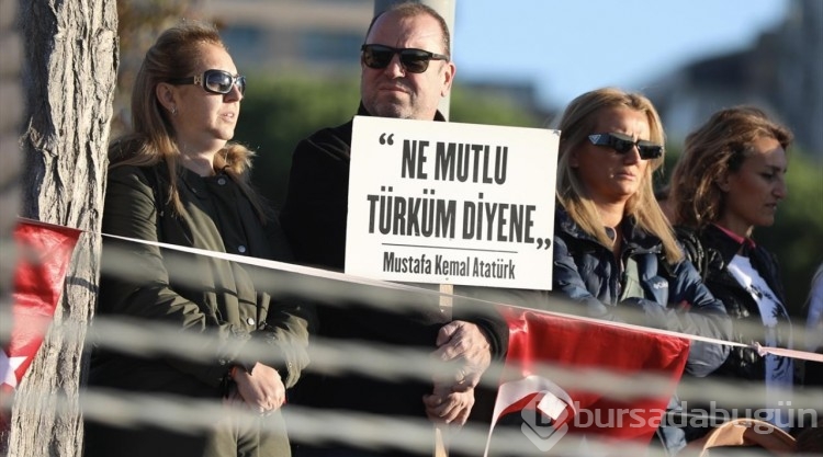 Kadıköy'de "Ata'ya Saygı Zinciri"
