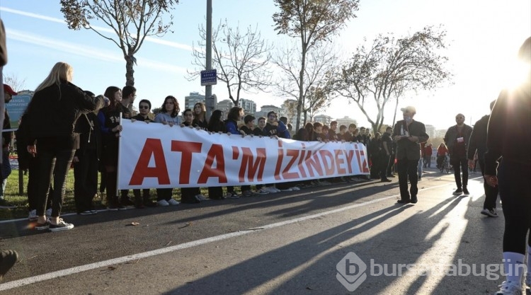 Kadıköy'de "Ata'ya Saygı Zinciri"
