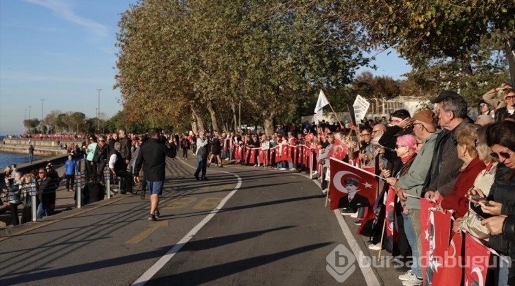Kadıköy'de "Ata'ya Saygı Zinciri"
