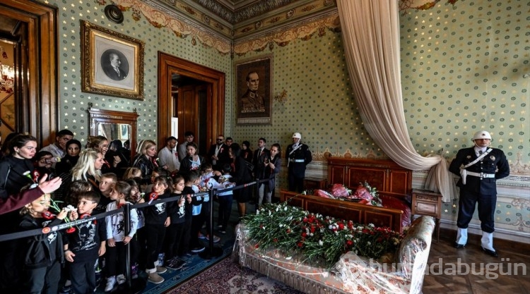 Büyük Önder Atatürk, Dolmabahçe Sarayı'ndaki odasında törenle anıldı
