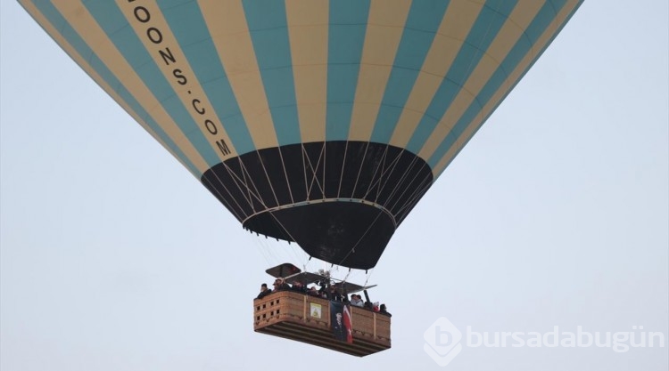 Kapadokya'da balonlar Türk bayrağı ve Atatürk posteriyle uçtu
