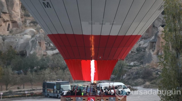 Kapadokya'da balonlar Türk bayrağı ve Atatürk posteriyle uçtu
