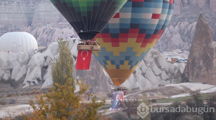 Kapadokya'da balonlar Türk bayrağı ve Atatürk posteriyle uçtu

