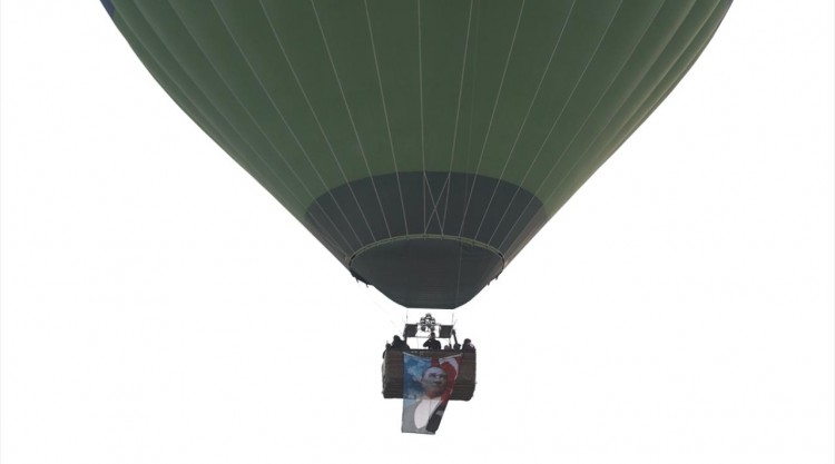 Kapadokya'da balonlar Türk bayrağı ve Atatürk posteriyle uçtu
