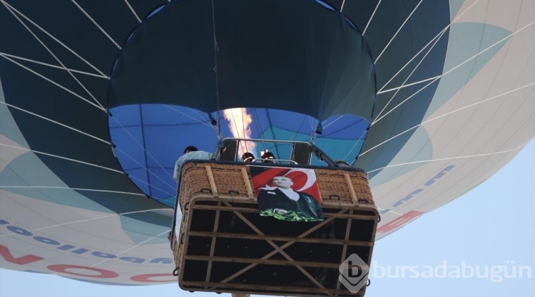 Kapadokya'da balonlar Türk bayrağı ve Atatürk posteriyle uçtu
