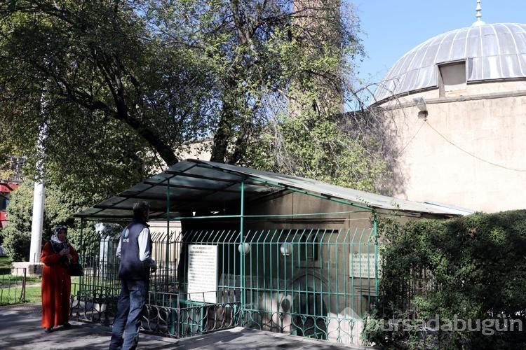 900 yıllık medresesinin kalıntıları üzerine tuvalet ve şadırvan yapılmış
