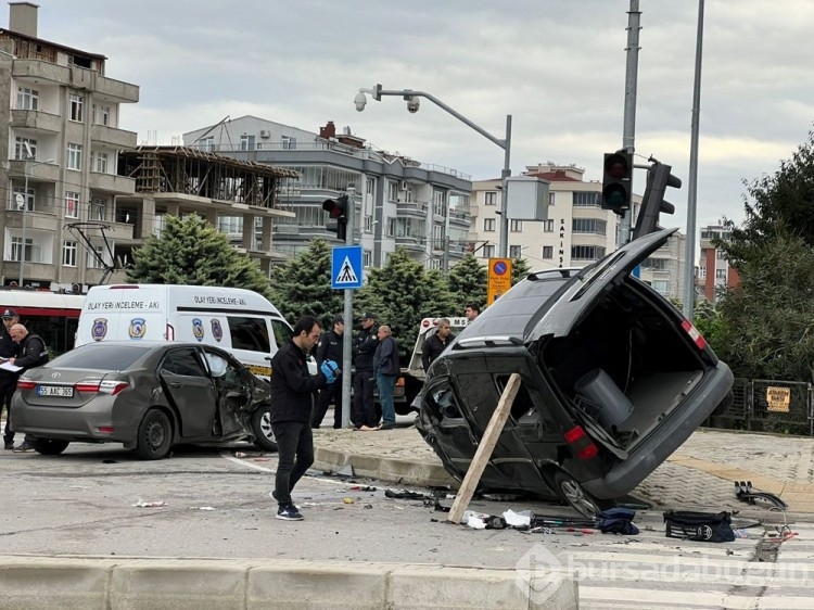 Sivil polis aracı kaza yaptı: 2'si ağır 4 yaralı
