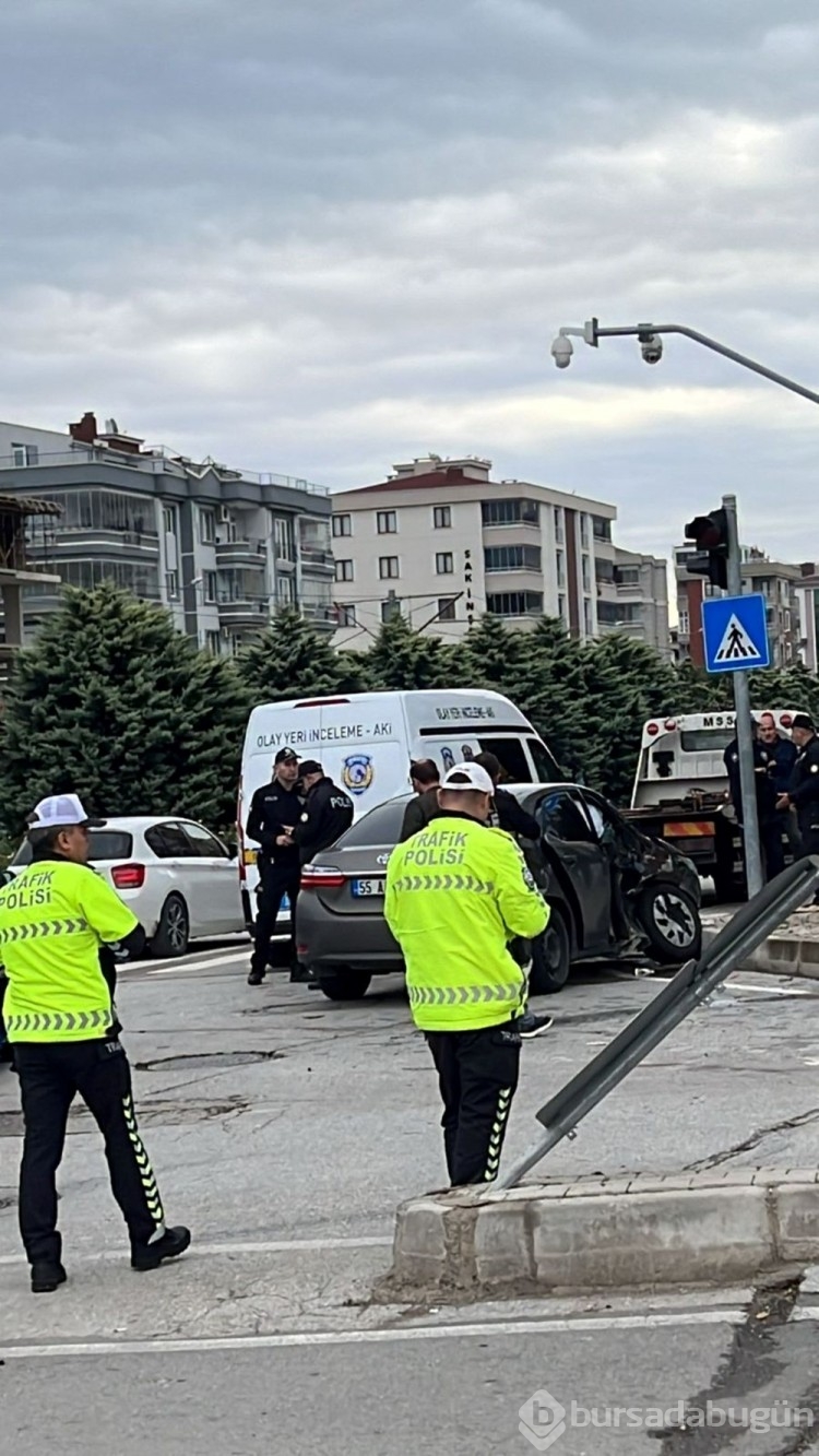 Sivil polis aracı kaza yaptı: 2'si ağır 4 yaralı

