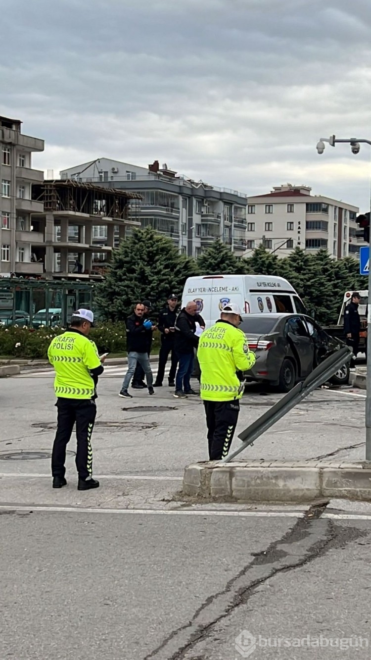 Sivil polis aracı kaza yaptı: 2'si ağır 4 yaralı
