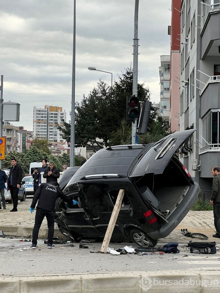 Sivil polis aracı kaza yaptı: 2'si ağır 4 yaralı

