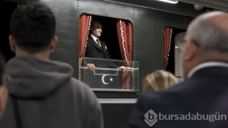 Metro ve tramvaylarda 116 bin kişiden Ata'ya saygı duruşu
