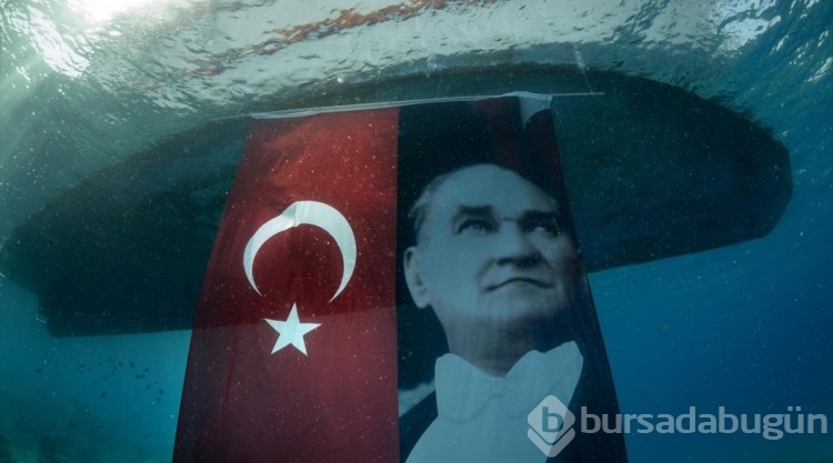 Kaş'ta Atatürk'ün ebediyete intikalinin 85'inci yıl dönümü nedeniyle özel dalış gerçekleştirildi
