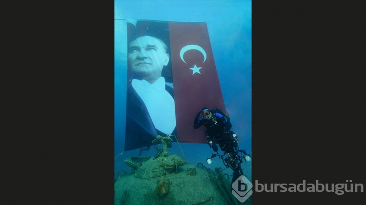Kaş'ta Atatürk'ün ebediyete intikalinin 85'inci yıl dönümü nedeniyle özel dalış gerçekleştirildi
