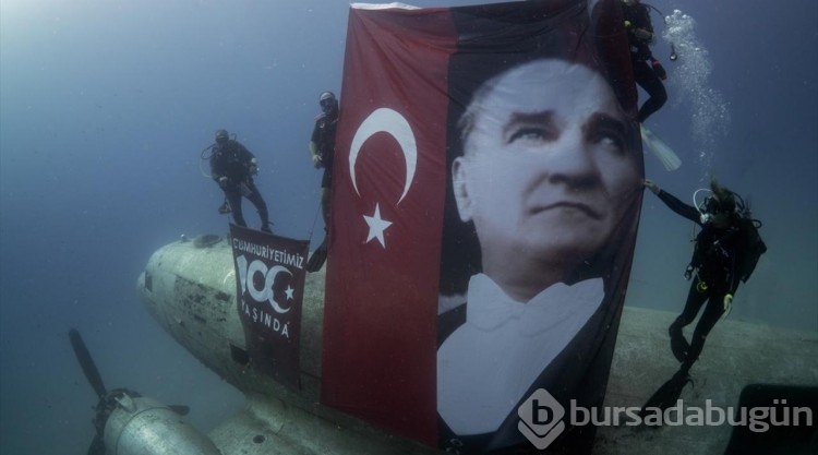 Kaş'ta Atatürk'ün ebediyete intikalinin 85'inci yıl dönümü nedeniyle özel dalış gerçekleştirildi
