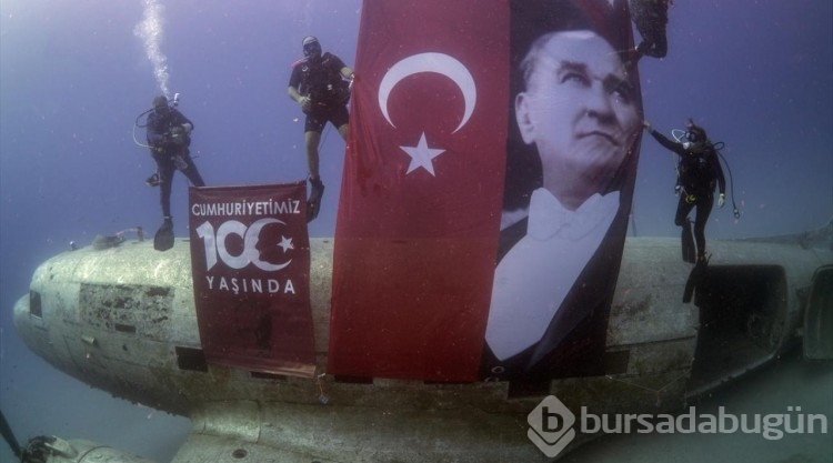 Kaş'ta Atatürk'ün ebediyete intikalinin 85'inci yıl dönümü nedeniyle özel dalış gerçekleştirildi
