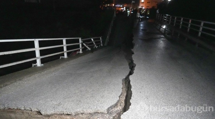 Balıkesir'de sağanak köprüyü yıktı
