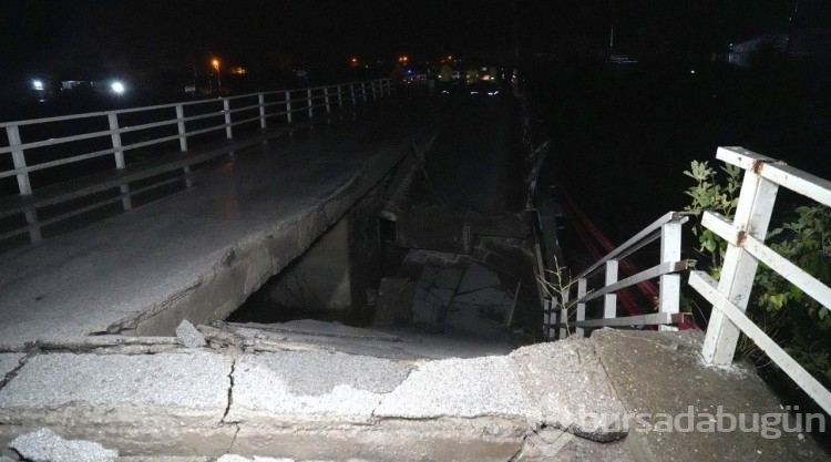 Balıkesir'de sağanak köprüyü yıktı
