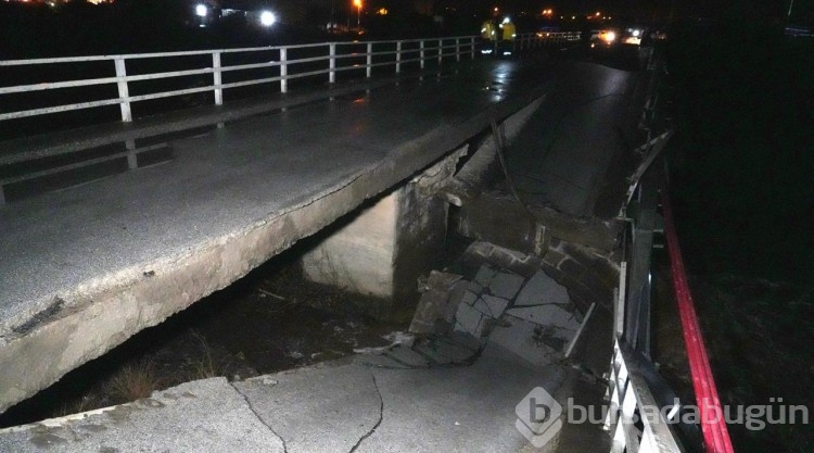 Balıkesir'de sağanak köprüyü yıktı
