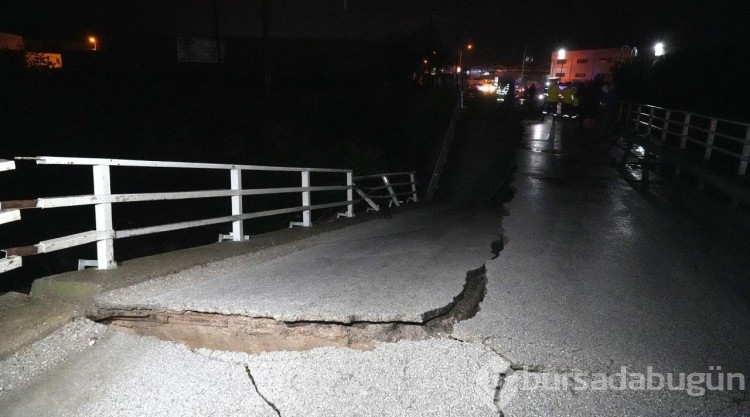 Balıkesir'de sağanak köprüyü yıktı
