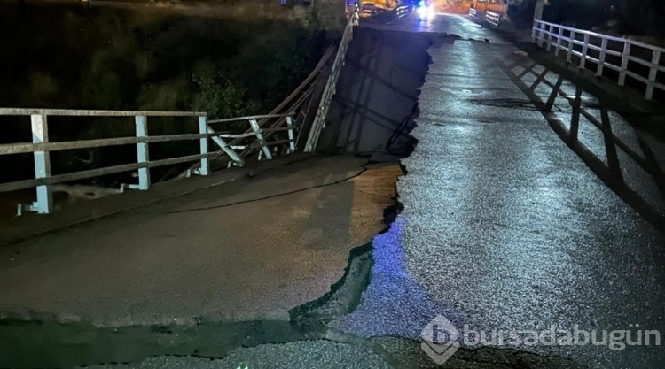 Balıkesir'de sağanak köprüyü yıktı
