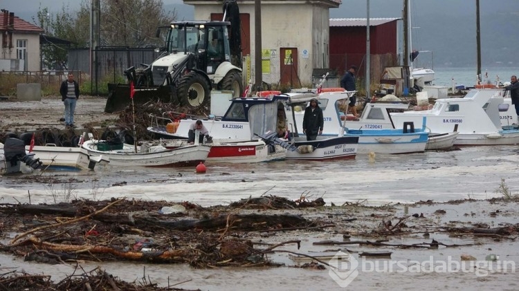 Çanakkale'de sağanak: Cadde ve sokaklar göle döndü
