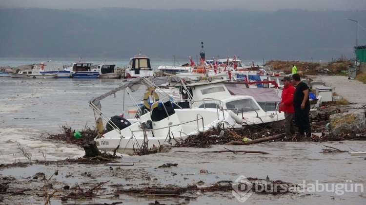 Çanakkale'de sağanak: Cadde ve sokaklar göle döndü
